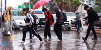 Tormenta Marie se intensifica a huracán categoría 1 frente a México Personas caminan por una calle inundada debido a las fuertes lluvias en Pachuca (México) por tormenta tropical. Foto La Hora: EFE