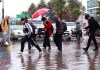 Personas caminan por una calle inundada debido a las fuertes lluvias en Pachuca (México) por tormenta tropical. Foto La Hora: EFE