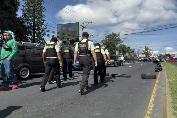 La PNC informó la madrugada de este sábado que se reestableció la movilidad y que las rutas se encuentran libres. Foto La Hora: Daniel Ramírez.