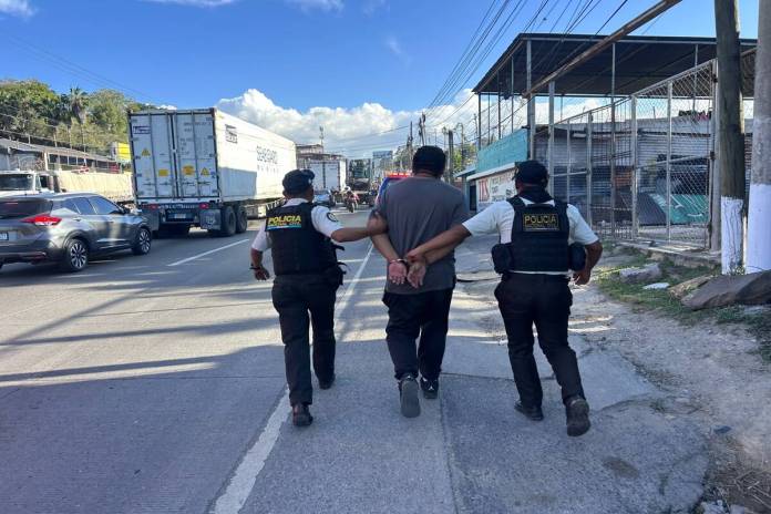 Varios hombres fueron detenidos por bloquear el paso en varias carreteras. Foto: PNC
