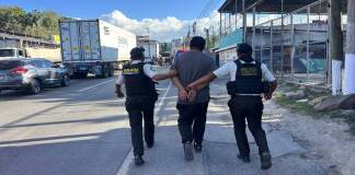 Varios hombres fueron detenidos por bloquear el paso en varias carreteras. Foto: PNC