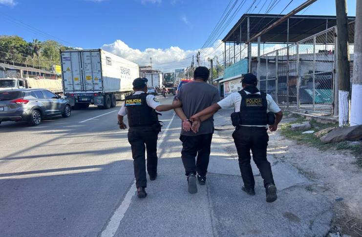 Varios hombres fueron detenidos por bloquear el paso en varias carreteras. Foto: PNC