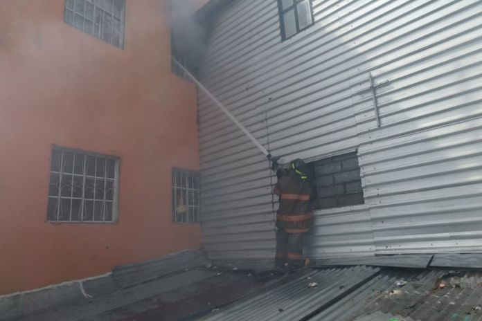 Bomberos sofocan incendio en La Terminal