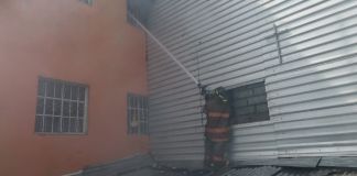 Controlan incendio en local del sector La Tomatera que dejó daños materiales Bomberos sofocan incendio en La Terminal