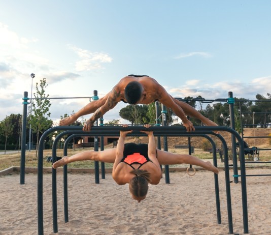 Entrenando juntos en un parque de calistenia, haciendo palanca trasera y planche a caballo.
