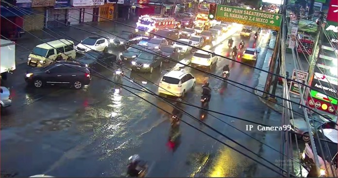 En varias zonas de la capital se complica el tránsito debido a la alta carga vehicular y por la lluvia. Foto La Hora: Tránsito Mixco
