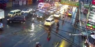 En varias zonas de la capital se complica el tránsito debido a la alta carga vehicular y por la lluvia. Foto La Hora: Tránsito Mixco