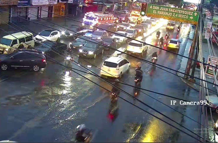 En varias zonas de la capital se complica el tránsito debido a la alta carga vehicular y por la lluvia. Foto La Hora: Tránsito Mixco
