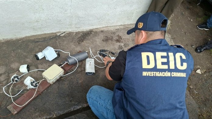 camara La PNC retiró siete cámaras de videovigilancia instaladas de forma clandestina en postes públicos de Villa Canales.