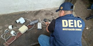Localizan y retiran 7 cámaras de videovigilancia clandestinas en Villa Canales La PNC retiró siete cámaras de videovigilancia instaladas de forma clandestina en postes públicos de Villa Canales.