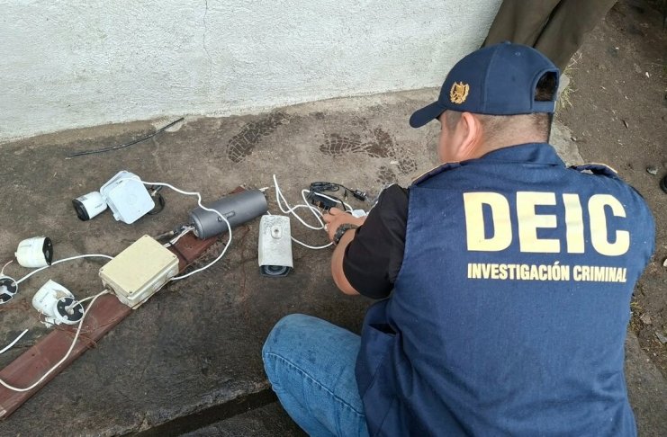 Localizan y retiran 7 cámaras de videovigilancia clandestinas en Villa Canales La PNC retiró siete cámaras de videovigilancia instaladas de forma clandestina en postes públicos de Villa Canales.