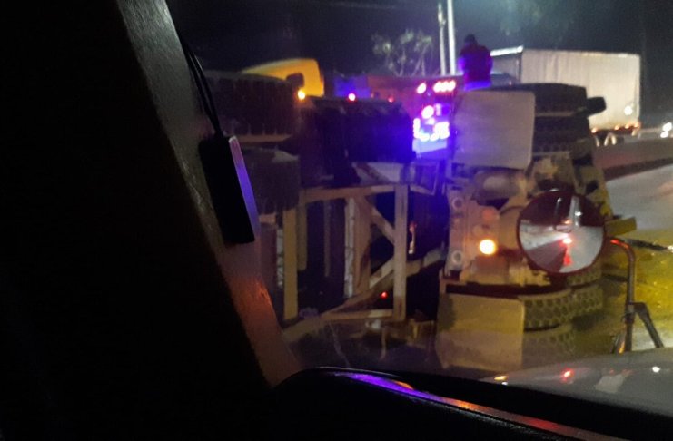 Un camión quedó volcado en el km 23 de la ruta al Pacífico, en el sector conocido como La Vuelta del Centavo. Foto La Hora: Amílcar Montejo