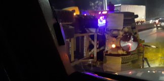 Reportan camión volcado y tráfico en el kilómetro 23 de la ruta al Pacífico Un camión quedó volcado en el km 23 de la ruta al Pacífico, en el sector conocido como La Vuelta del Centavo. Foto La Hora: Amílcar Montejo