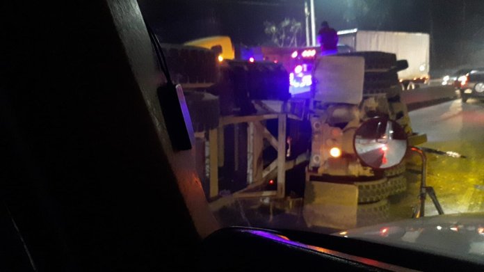 camion volcado km 23 al pacifico (1) Un camión quedó volcado en el km 23 de la ruta al Pacífico, en el sector conocido como La Vuelta del Centavo. Foto La Hora: Amílcar Montejo