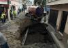 Retiran camión cisterna que quedó atrapado en el socavón de la colonia Pablo VI, Mixco.