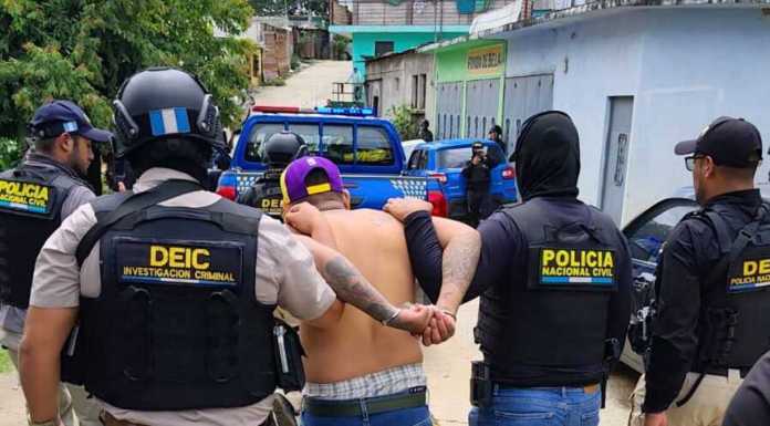 Capturan a alias “El Curioso”, señalado como presunto integrante del Barrio 18, durante un allanamiento en zona 18.