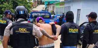 Capturan a alias “El Curioso”, señalado como presunto integrante del Barrio 18, durante un allanamiento en zona 18.