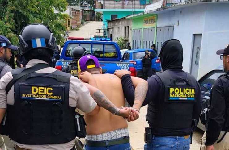 Capturan a alias “El Curioso”, señalado como presunto integrante del Barrio 18, durante un allanamiento en zona 18.