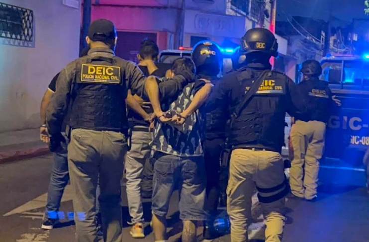 Las fuerzas de seguridad lograron la detención de pandilleros luego de distintos allanamientos y operativos en la ciudad capital. Foto La Hora: PNC