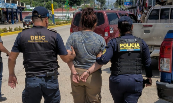 Una mujer fue capturada tras un ataque armado en un autohotel de Las Cruces, Petén, donde un hombre fue localizado fallecido.