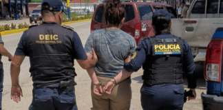 Una mujer fue capturada tras un ataque armado en un autohotel de Las Cruces, Petén, donde un hombre fue localizado fallecido.
