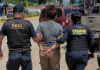 Una mujer fue capturada tras un ataque armado en un autohotel de Las Cruces, Petén, donde un hombre fue localizado fallecido.