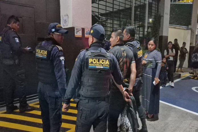 Dos hombres fueron detenidos en Villa Nueva por bloquear la circulación. Foto: PNC