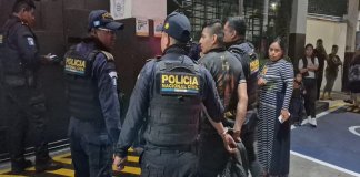 Dos hombres fueron detenidos en Villa Nueva por bloquear la circulación. Foto: PNC