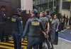 Dos hombres fueron detenidos en Villa Nueva por bloquear la circulación. Foto: PNC