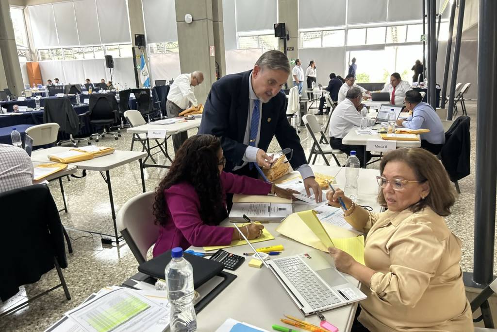 Los comisionados se dividieron en mesas para realizar la revisión. Foto La Hora: José Orozco