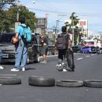 Bloqueos en distintas rutas principales ha provocado pérdidas económicas para empresarios y personas. Foto: La Hora / José Orozco