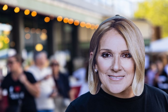 Music fans ahead of Celine Dion concert in Nanterre Luego de varios años lejos de los escenarios, la cantante canadiense regresó para ofrecer más de una decena de conciertos en París. Foto La Hora: EFE