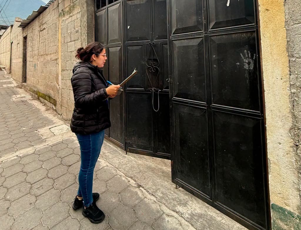 La comuna difundió fotografías del momento en que se notificaba a vecinos denunciados por desperdiciar agua potable el pasado 14 de septiembre. 
