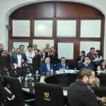 El ministro de Energía y Minas, Erwin Barrios, y el jefe de la SAT, Werner Ovalle, escuchan las propuestas de ciudadanos por el alza de los precios de los combustibles. Foto: La Hora