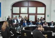 El ministro de Energía y Minas, Erwin Barrios, y el jefe de la SAT, Werner Ovalle, escuchan las propuestas de ciudadanos por el alza de los precios de los combustibles. Foto: La Hora