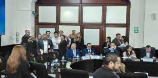 El ministro de Energía y Minas, Erwin Barrios, y el jefe de la SAT, Werner Ovalle, escuchan las propuestas de ciudadanos por el alza de los precios de los combustibles. Foto: La Hora