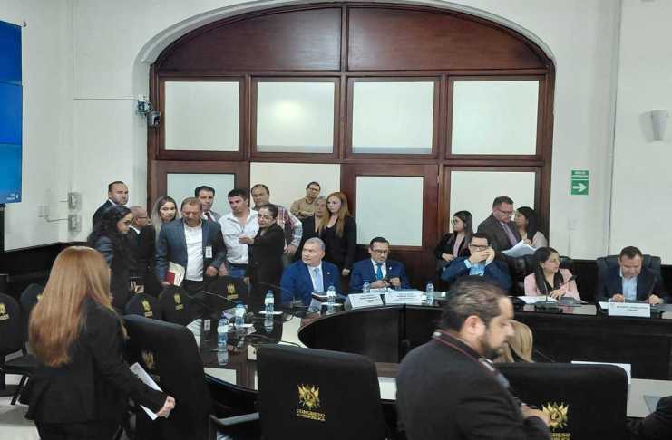 El ministro de Energía y Minas, Erwin Barrios, y el jefe de la SAT, Werner Ovalle, escuchan las propuestas de ciudadanos por el alza de los precios de los combustibles. Foto: La Hora