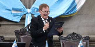 El presidente del Congreso, Luis Contreras, inicia la plenaria donde se continuaría con la interpelación al ministro de Desarrollo Social. Foto: Organismo Legislativo