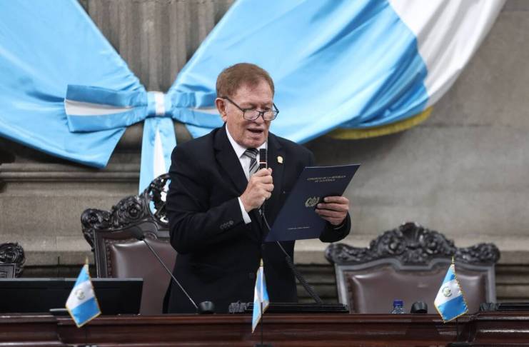 El presidente del Congreso, Luis Contreras, inicia la plenaria donde se continuaría con la interpelación al ministro de Desarrollo Social. Foto: Organismo Legislativo