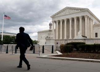 El Tribunal Supremo de EE. UU. frena por ahora el intento de Trump de restringir el voto por correo Imagen de archivo del Tribunal Supremo de Estados Unidos. Foto La Hora: EFE