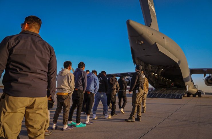 Un guatemalteco, entre migrantes enviados por EE. UU. a Liberia, en África Occidental Un grupo de migrantes latinoamericanos deportados por Estados Unidos fue trasladado a Liberia, entre ellos un ciudadano guatemalteco. Foto La Hora: Archivo @PressSec