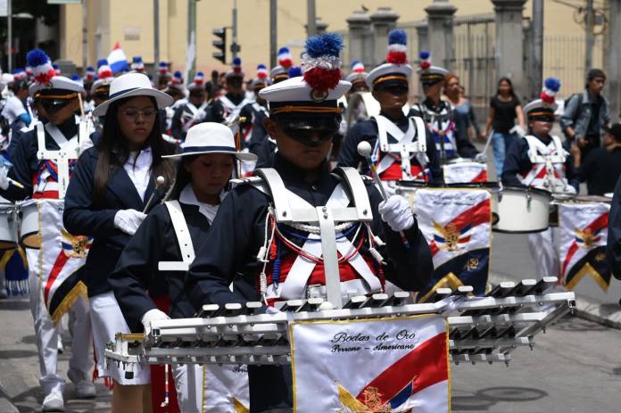 Centros educativos participan en desfile cívico por las calles del Centro Histórico. Foto: La Hora/José Orozco