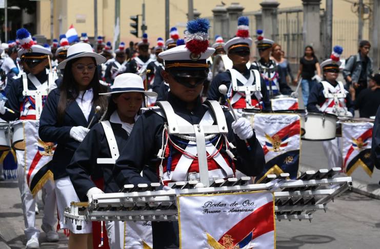 Centros educativos participan en desfile cívico por las calles del Centro Histórico. Foto: La Hora/José Orozco