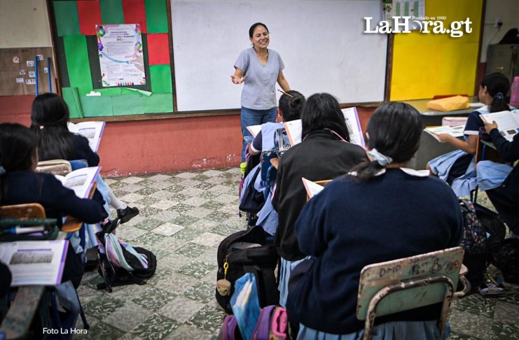 Cuidar a quienes enseñan: Mineduc difunde herramientas de salud mental para docentes La salud mental de la comunidad docente afecta la dinámica de las aulas y la calidad de la educación que reciben niños, niñas y adolescentes. Foto La Hora: Roberto Altán.
