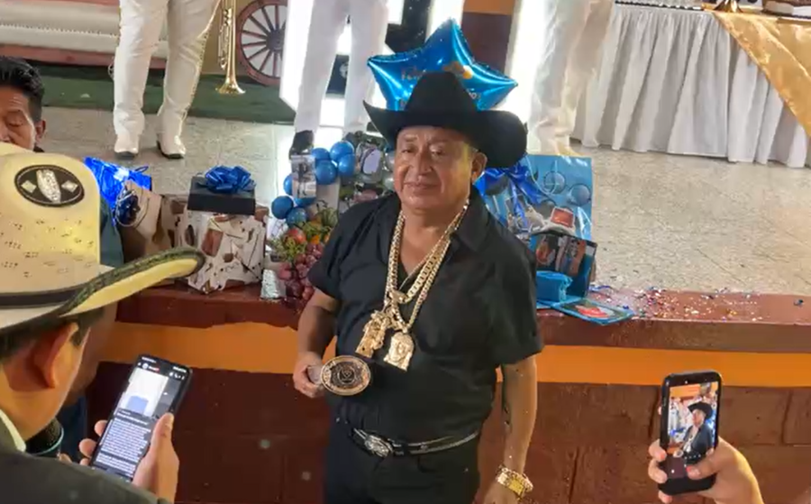La fiesta por el cumpleaños del alcalde de Pueblo Nuevo se ha transmitido en distintas páginas locales.