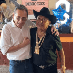 El alcalde de Pueblo Nuevo, Suchitepéquez, Diego Lux, junto al diputado por Vamos José Arnulfo García, durante la celebración de su cumpleaños.