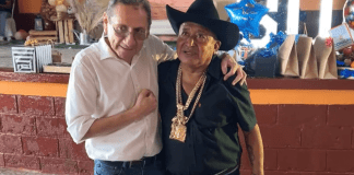 El alcalde de Pueblo Nuevo, Suchitepéquez, Diego Lux, junto al diputado por Vamos José Arnulfo García, durante la celebración de su cumpleaños.