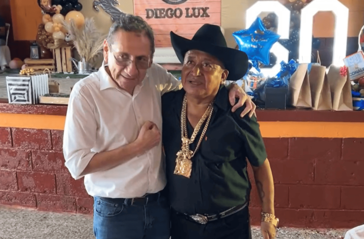 Mariachis, payasos y conciertos: el excéntrico festejo de cumpleaños del alcalde que dice ganar Q100 mil diarios El alcalde de Pueblo Nuevo, Suchitepéquez, Diego Lux, junto al diputado por Vamos José Arnulfo García, durante la celebración de su cumpleaños.