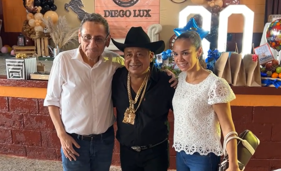 El diputado José Arnulfo García Barrios, del bloque Vamos, llegó junto con otras personas a felicitar al alcalde por su cumpleaños.