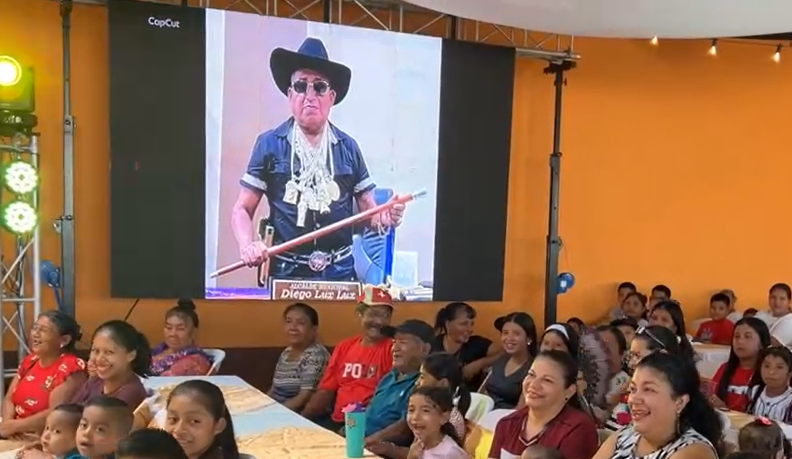 En el salón municipal se llevó a cabo parte de la celebración de cumpleaños del alcalde Diego Lux.